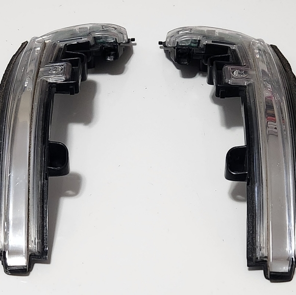 Land Rover Range Rover Sport Side Mirror OEM LED Indicators - L/R - Picture 6 of 10